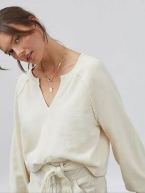 Women's Cream V-Neck Pullover Sweater Sz M